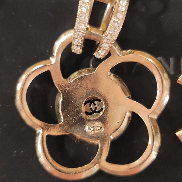 💥SOLD @ GET_YOUR_LUXE_ON💥CHANEL crystal earrings - Picture 10 of 14